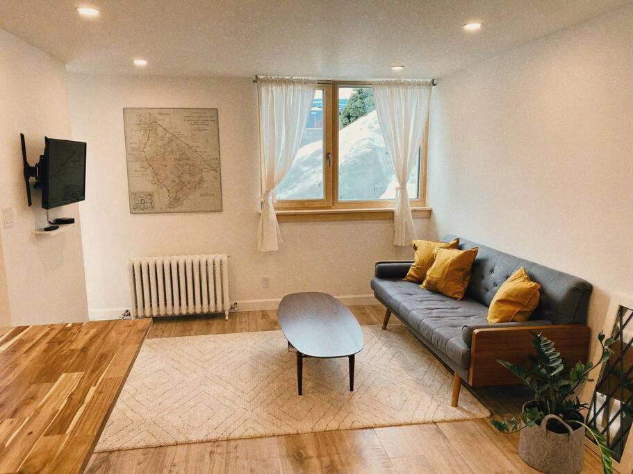 The Burrow - Downtown Apartment